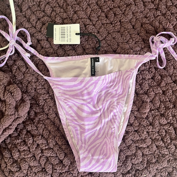 Kendall and Kylie swim - Picture 3 of 3